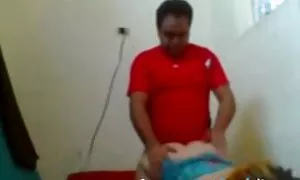 Три людини погрожували зґвалтуванням із порно відео ретро застосуванням зброї.