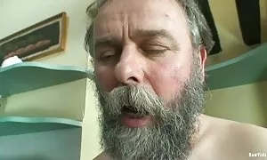Батько порно відео зрілих карає неслухняну дівчинку величезним членом