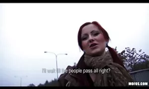 Він короткі порно відео привів зрілу жінку в ліс і роздягнувся на матраці.