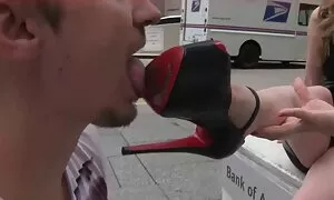 Аматорська красуня з порно відео на українській мові каскадної кицькою